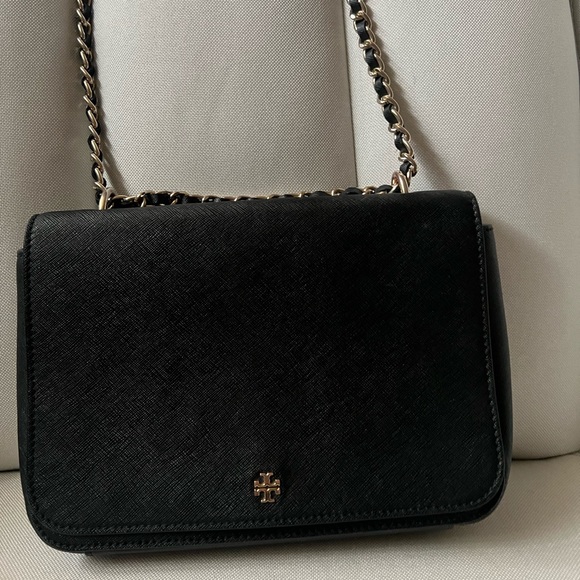 Black Tory Burch shoulder bag with black and gold chain strap front closure - Picture 2 of 4